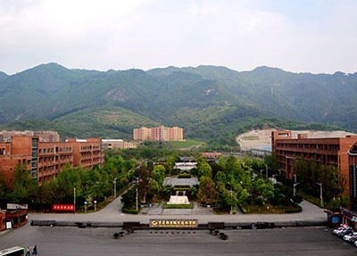 学校大门.jpg