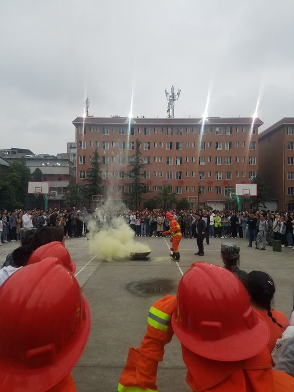 卫校保卫科组织全校师生参加“防震防火”疏散演练