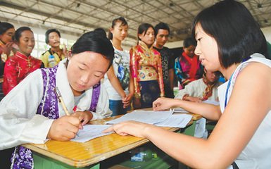 学校迎接藏区新生的到来现场