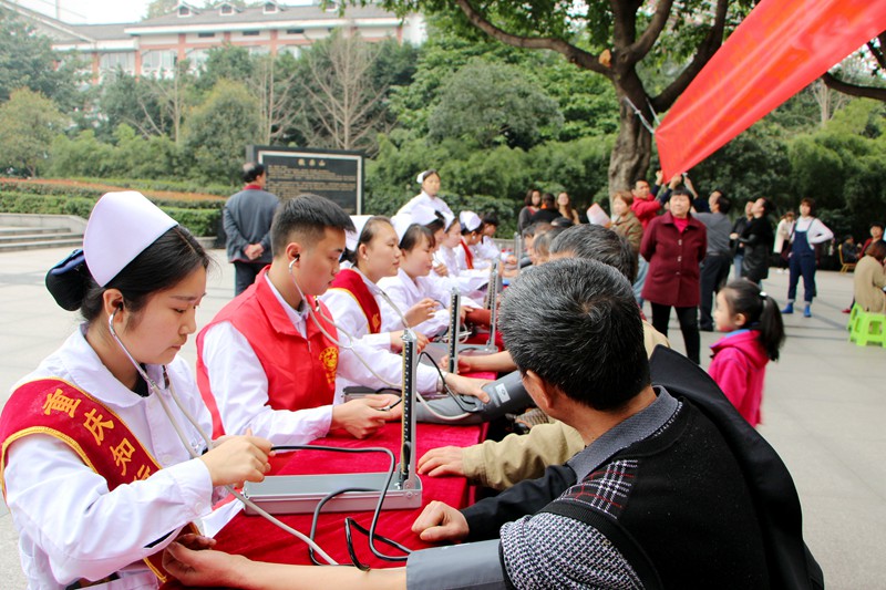  重庆知行卫生学校义诊活动现场