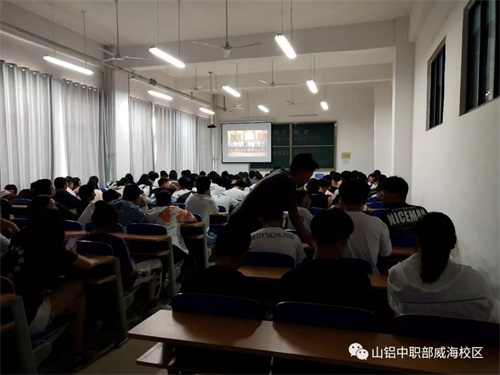 毛新群先生到山东铝业职业学院中职部为学生宣讲红色文化