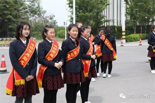 中国煤矿文工团艺术学校山东分校学生志愿者 服务潍坊市中外舞蹈交流协会第二次会员代表大会