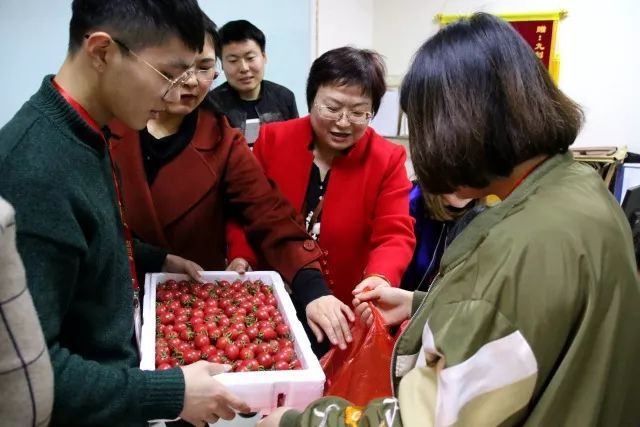 青岛求实职业技术学院艺术学院深入企业走访 慰问实习学生