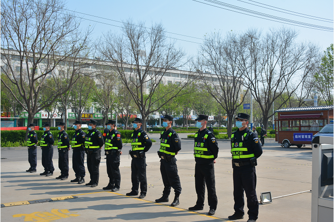 4月15日，德州交通职业中等专业学校正式开学。为切实做好返校复课安全防范工作，交通、治安、防暴公安严阵以待，做好秩序维护，坚决筑牢校园安全防护网，保障学生安全有序进入校园。学校也设置口罩发放、健康码查看、消毒、体温检测、安检等多个岗位，确保返校工作安全无死角。