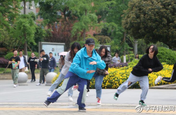 成都希望学子快闪活动舞动青春 献礼希望学院建校十周年