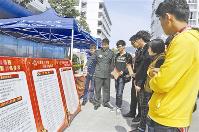 2020年浙江夏季征兵报名,瓯海区人武部干部走进高校开展征兵宣传