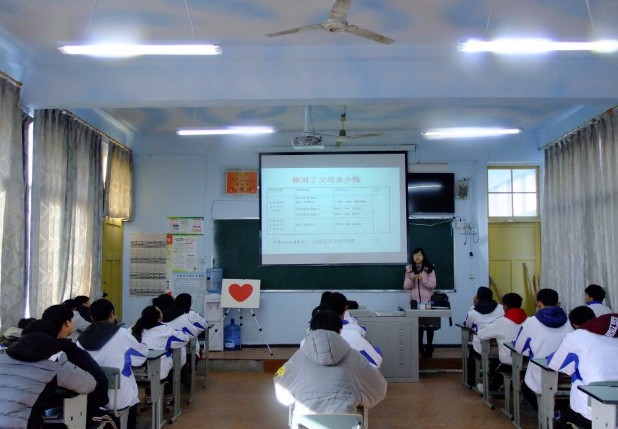 阆中职中寝室宿舍条件与学校食堂环境图片