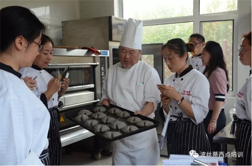 烟台波丝蒂：烘焙大师课第二天，烘焙人都要有颗匠心