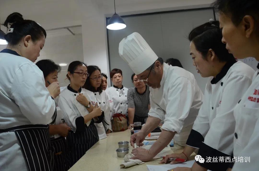 蓝白食品公司与烟台波蒂斯西点培训学校携手打造“金蓝领”高技能人才