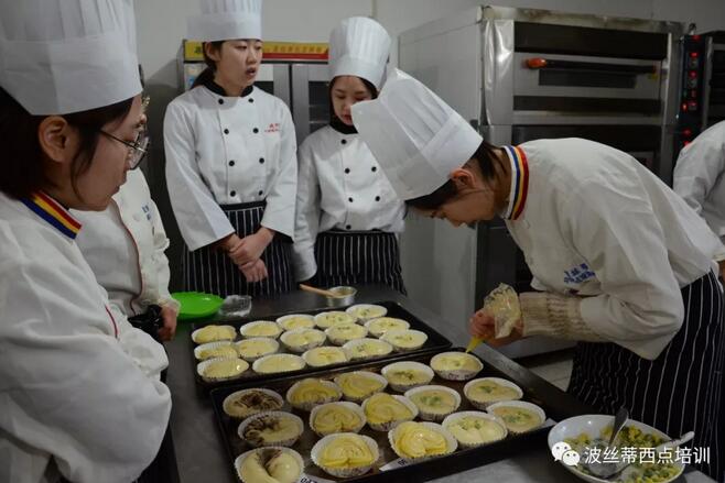 不上高中也拥有好前途？来烟台波丝蒂中西糕点培训学校学西点就能实现！