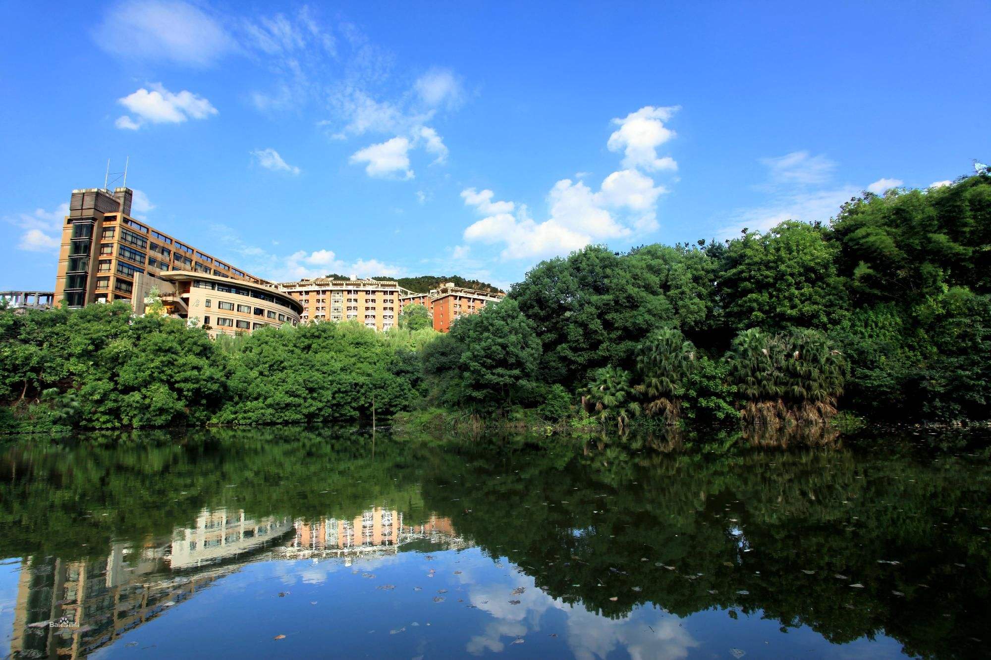 重庆市医药卫生学校湖边