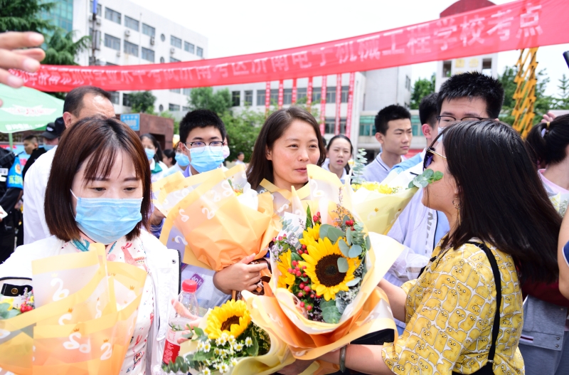 “鲜花与掌声属于你们”济南电子机械工程学校完成中考初三考试工作