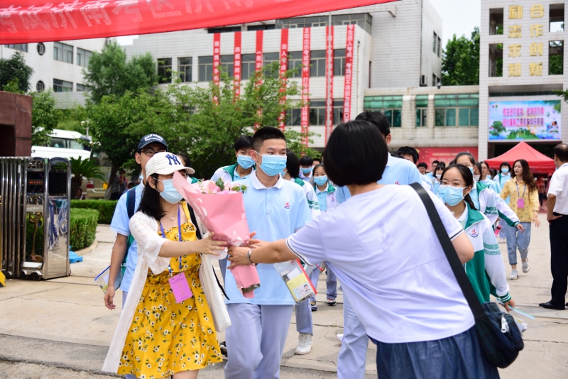 “鲜花与掌声属于你们”济南电子机械工程学校完成中考初三考试工作