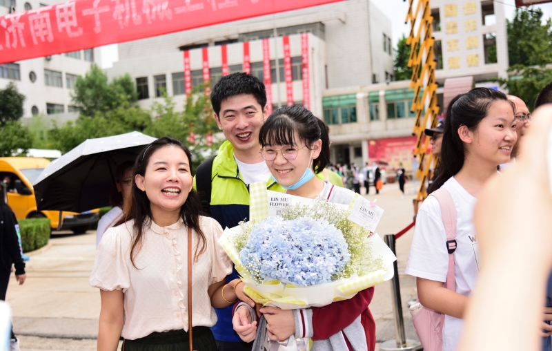 “鲜花与掌声属于你们”济南电子机械工程学校完成中考初三考试工作