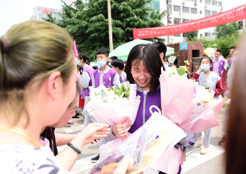 “鲜花与掌声属于你们”济南电子机械工程学校完成中考初三考试工作