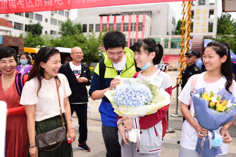 “鲜花与掌声属于你们”济南电子机械工程学校完成中考初三考试工作