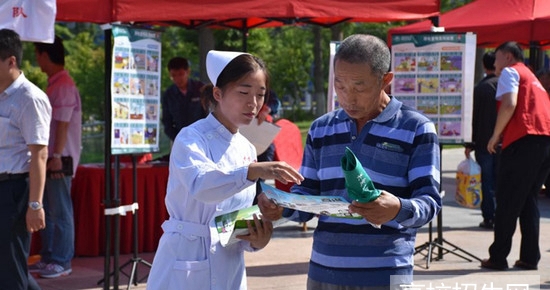  成都读卫校选择哪个学校