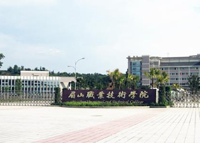 学校大门.jpg